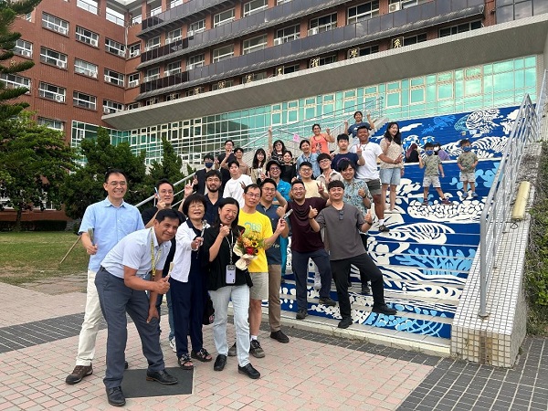 西子灣打卡新地標　中山大學階梯彩繪海洋地景1